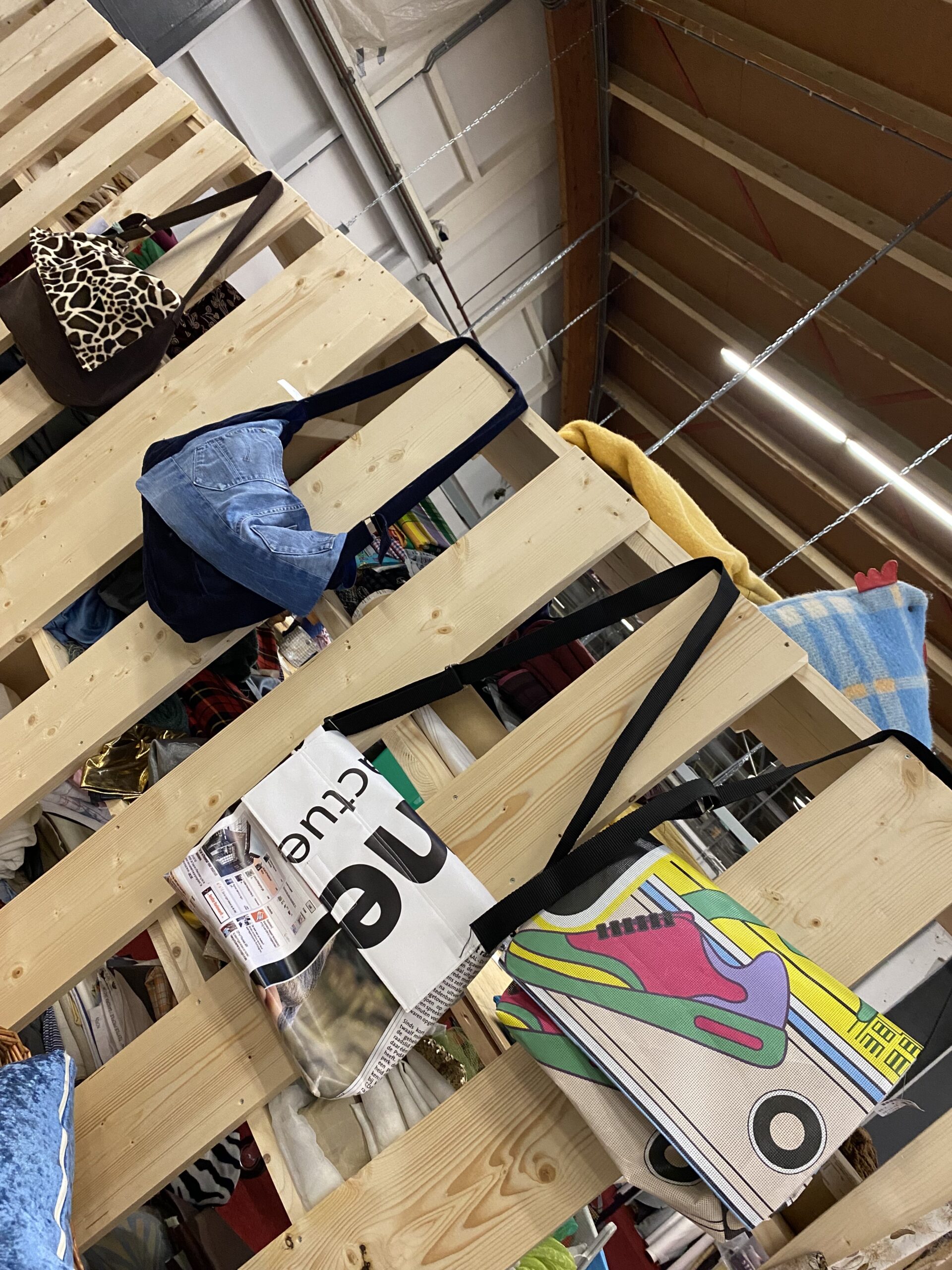 Upcyclede tassen gemaakt door Textiel Toppers, duurzaam en stijlvol, vervaardigd uit oud textiel voor een unieke en milieuvriendelijke look.
