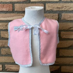 Roze bodywarmer voor een kind, comfortabel en warm, gemaakt van upcycled materialen voor een duurzame en stijlvolle look.