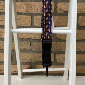 Donkerblauwe keycord, een elegant en duurzaam accessoire gemaakt door upcycling, perfect voor het dragen van sleutels of ID-kaarten.