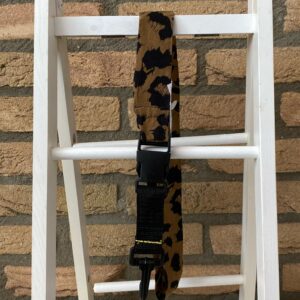 Bruine keycord met zwarte details, een stijlvol en duurzaam accessoire gemaakt door upcycling, ideaal voor dagelijks gebruik.