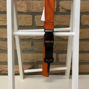 Oranje keycord, een helder en duurzaam accessoire gemaakt door upcycling, perfect voor het dragen van sleutels of ID-kaarten.