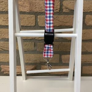 Keycord met een rood-wit-blauw patroon, een vrolijk en duurzaam accessoire gemaakt door upcycling, ideaal voor dagelijks gebruik.