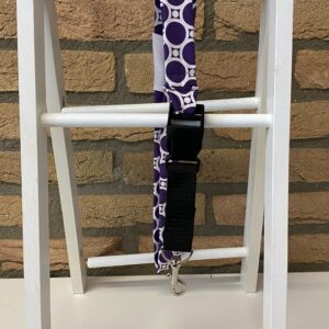 Paarse keycord met een wit patroon, een stijlvol en duurzaam accessoire gemaakt door upcycling, perfect voor dagelijks gebruik.
