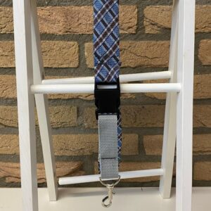 Blauwe keycord gemaakt van een oude stropdas, een uniek stuk upcycling dat stijlvol en praktisch is voor dagelijks gebruik.