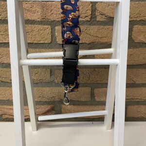 Donkerblauw keycord met eendenpatroon, een vrolijk en duurzaam accessoire, gemaakt door upcycling voor dagelijks gebruik.