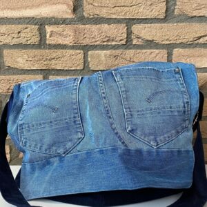 Stijlvolle tas gemaakt van een oude spijkerbroek, een perfect voorbeeld van upcycling, duurzaam en praktisch voor dagelijks gebruik.