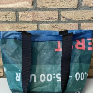 Duurzame tas gemaakt van een oud mesh doek, het ultieme voorbeeld van upcycling, stijlvol en praktisch voor dagelijks gebruik.