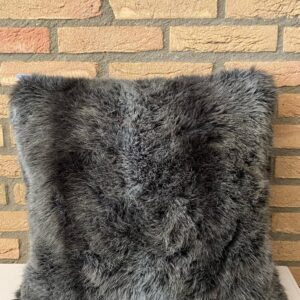 Zwart, heerlijk zacht kussen gemaakt door upcycling, duurzaam en comfortabel, perfect voor ontspanning en een luxe gevoel.