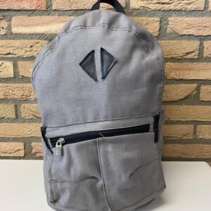 Upcycling grijze rugtas gemaakt van oud textiel, duurzaam en stijlvol met een praktische indeling voor dagelijks gebruik.
