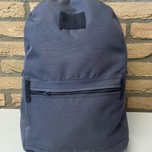 Upcycling grijze rugtas gemaakt van oud textiel, duurzaam en stijlvol met een praktische indeling voor dagelijks gebruik.